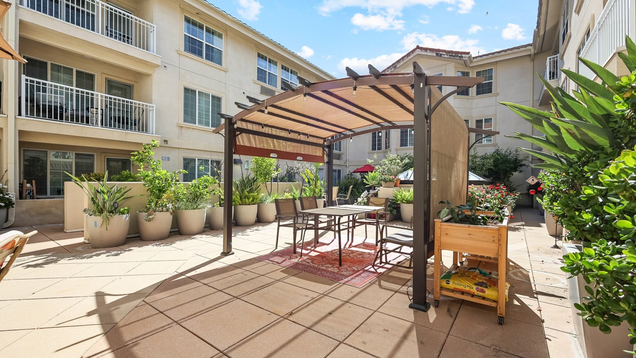 The outdoor patio at Scholl Canyon Estates